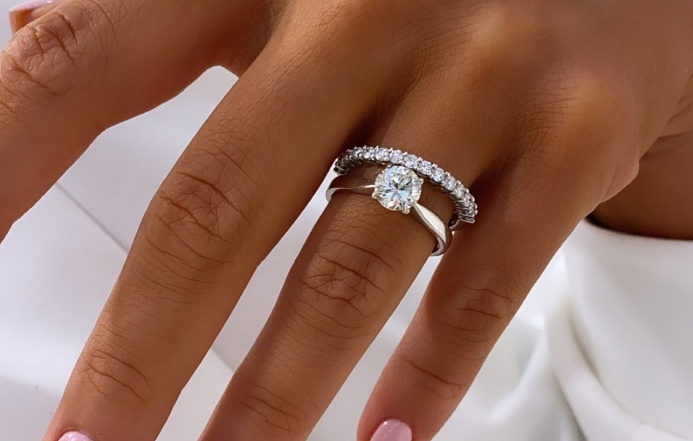 Jak wybrać pierścionek zaręczynowy - dobór i rozmiar kamienia